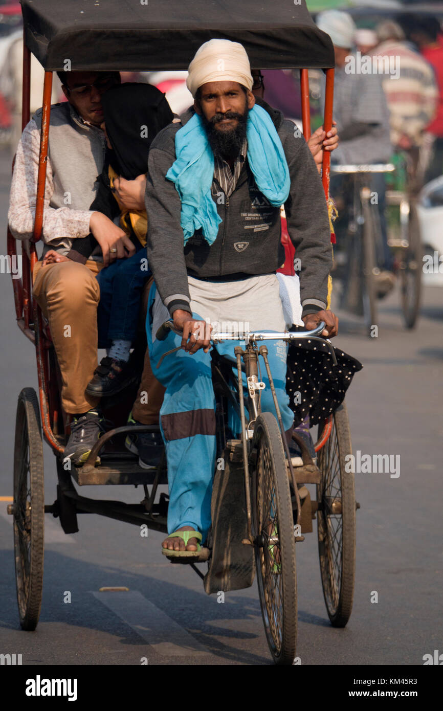 Punjabi sikh Mann mit Turban und Bart Pedale cycle rickshaw mit Passagier, in Amritsar, Indien Stockfoto