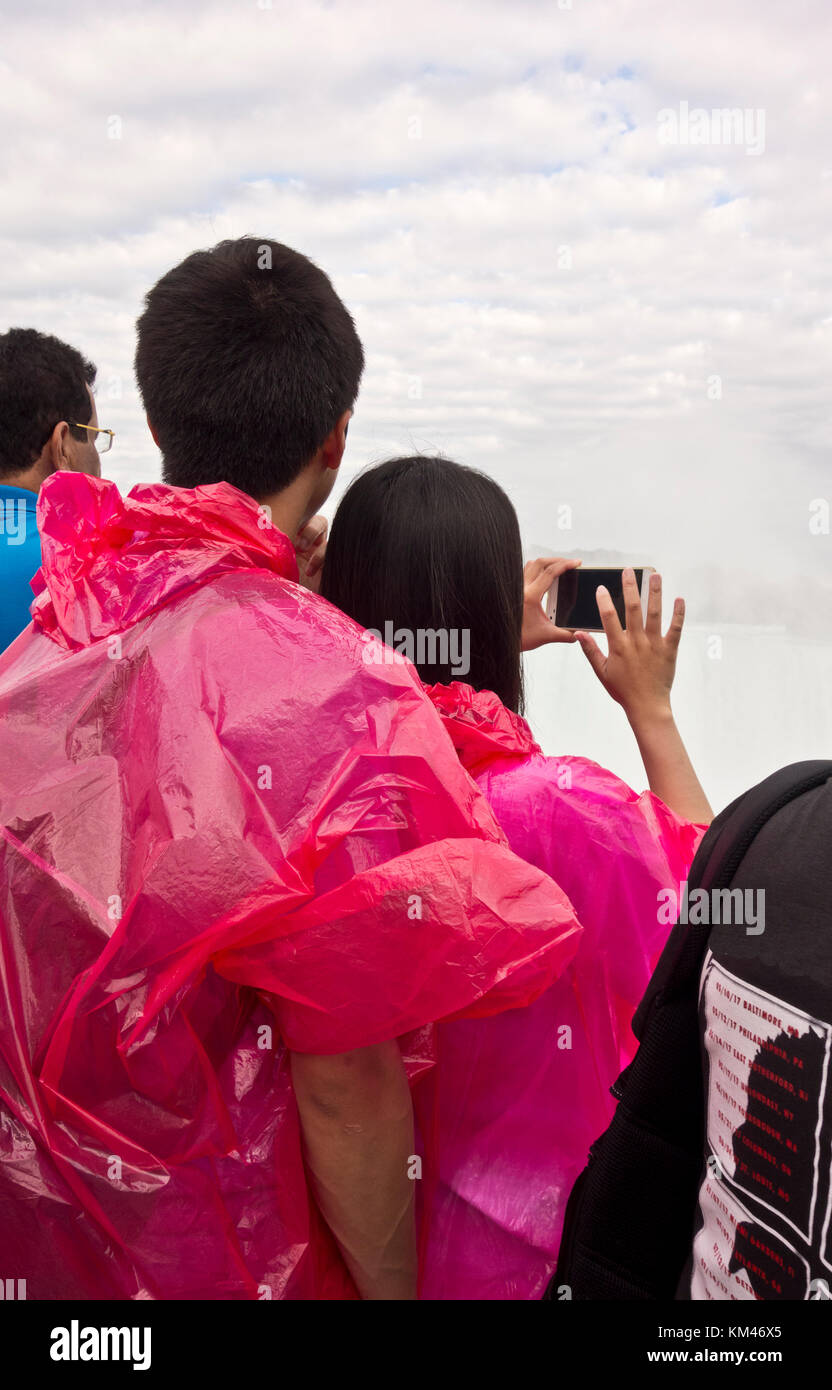Jungen asiatischen Paar in Niagara Falls Kanada unter Handy Fotos der Horseshoe Falls. Touristen. Stockfoto
