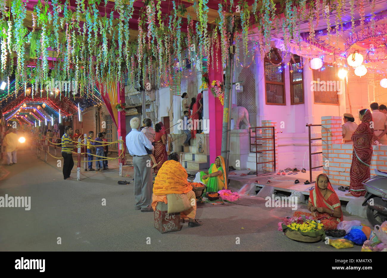Menschen besuchen die lokalen Tempel für Diwali Festival in Udaipur City Center in Indien. Stockfoto