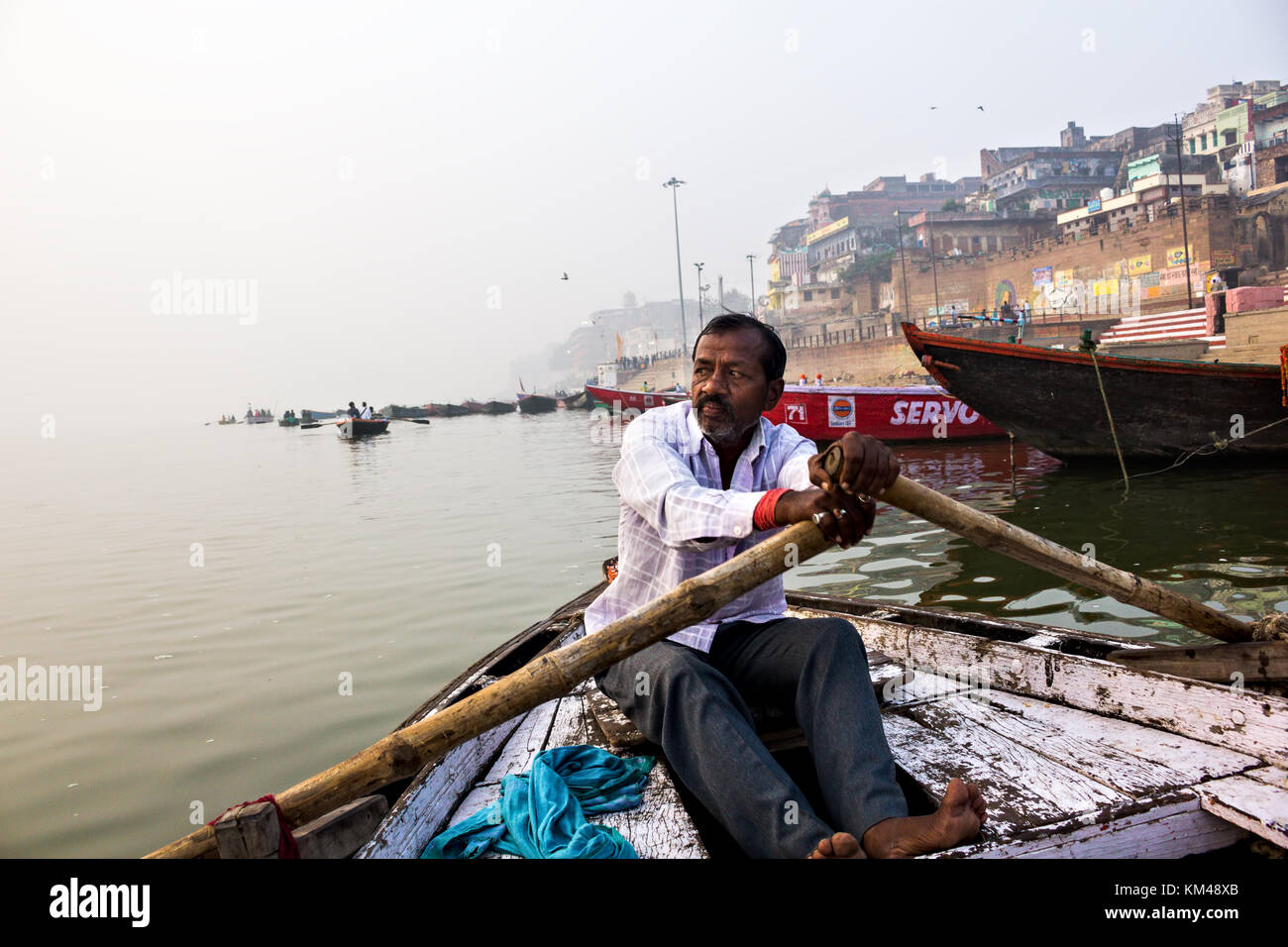 Candid Portrait eine boatman Rudern mit dem Boot auf dem Fluss Ganges, banaras, Kashi, Indien Stockfoto