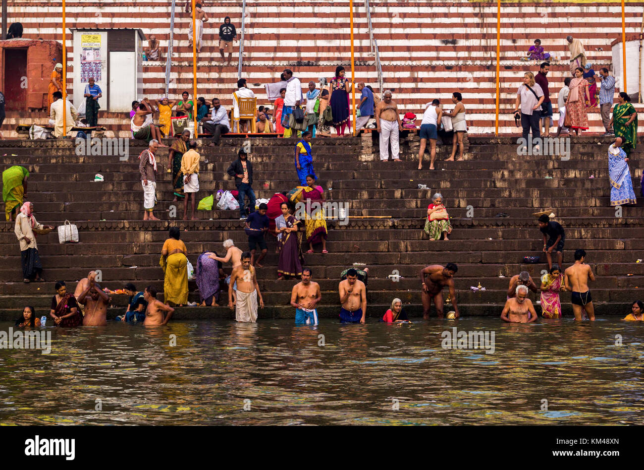Die Badegäste in den heiligen Fluss Ganges, religiösen hinduistischen Menschen baden an kedar Ghat, banaras, Indien Stockfoto