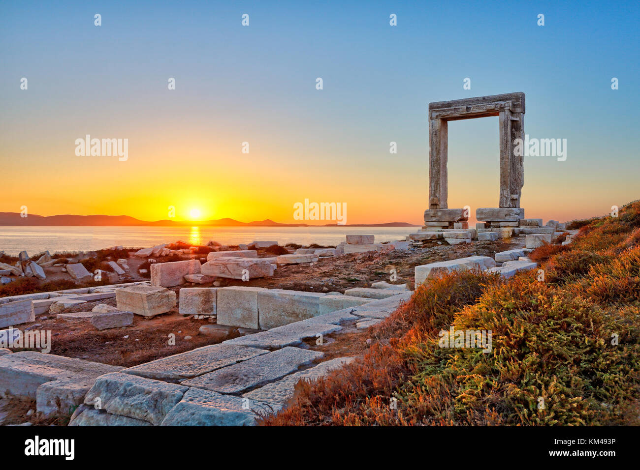 Den Sonnenuntergang von portara in Chora Naxos, Griechenland Stockfoto