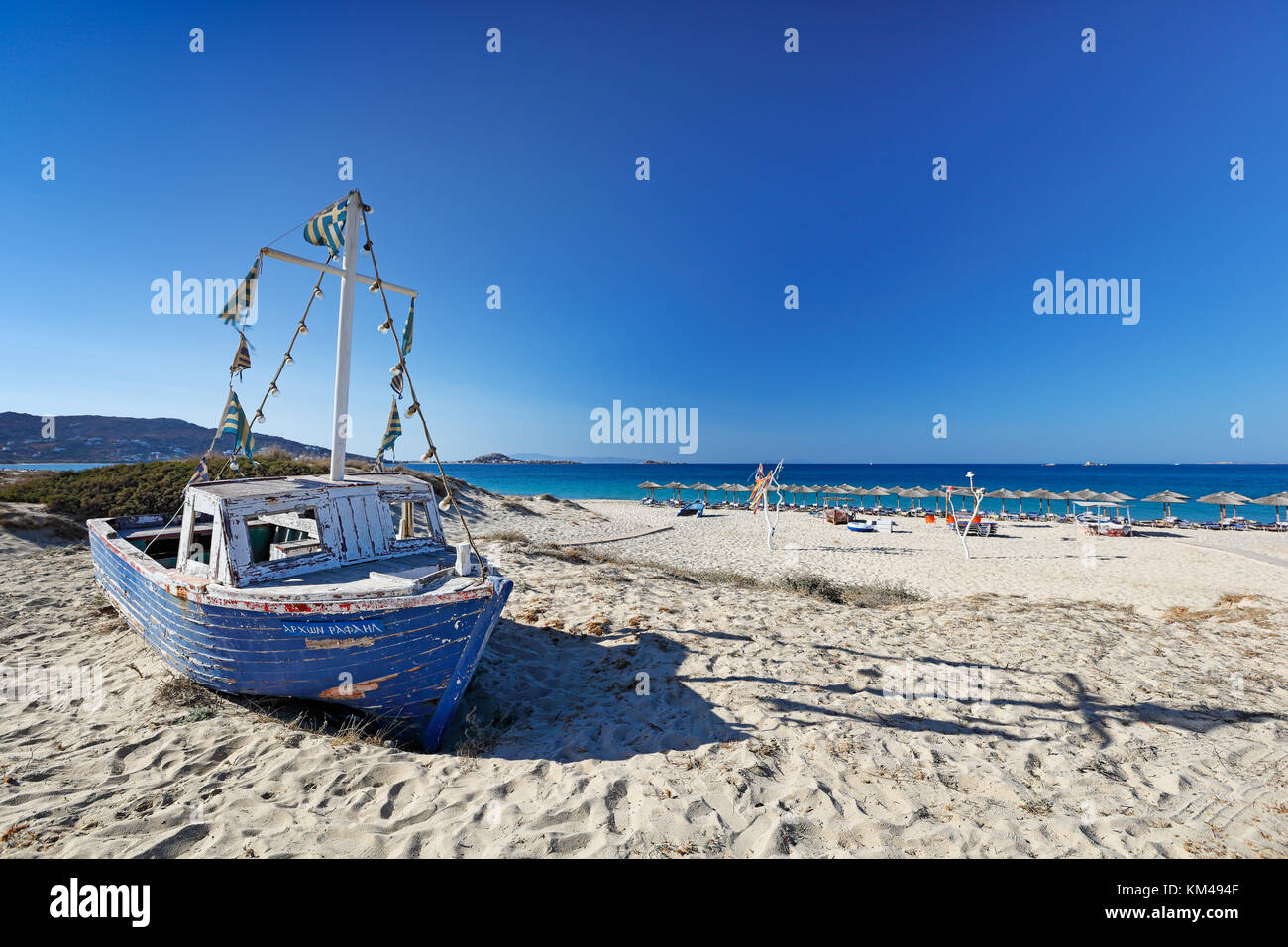 Ein Boot am Strand von Plaka auf der Insel Naxos, Griechenland  Stockfotografie - Alamy