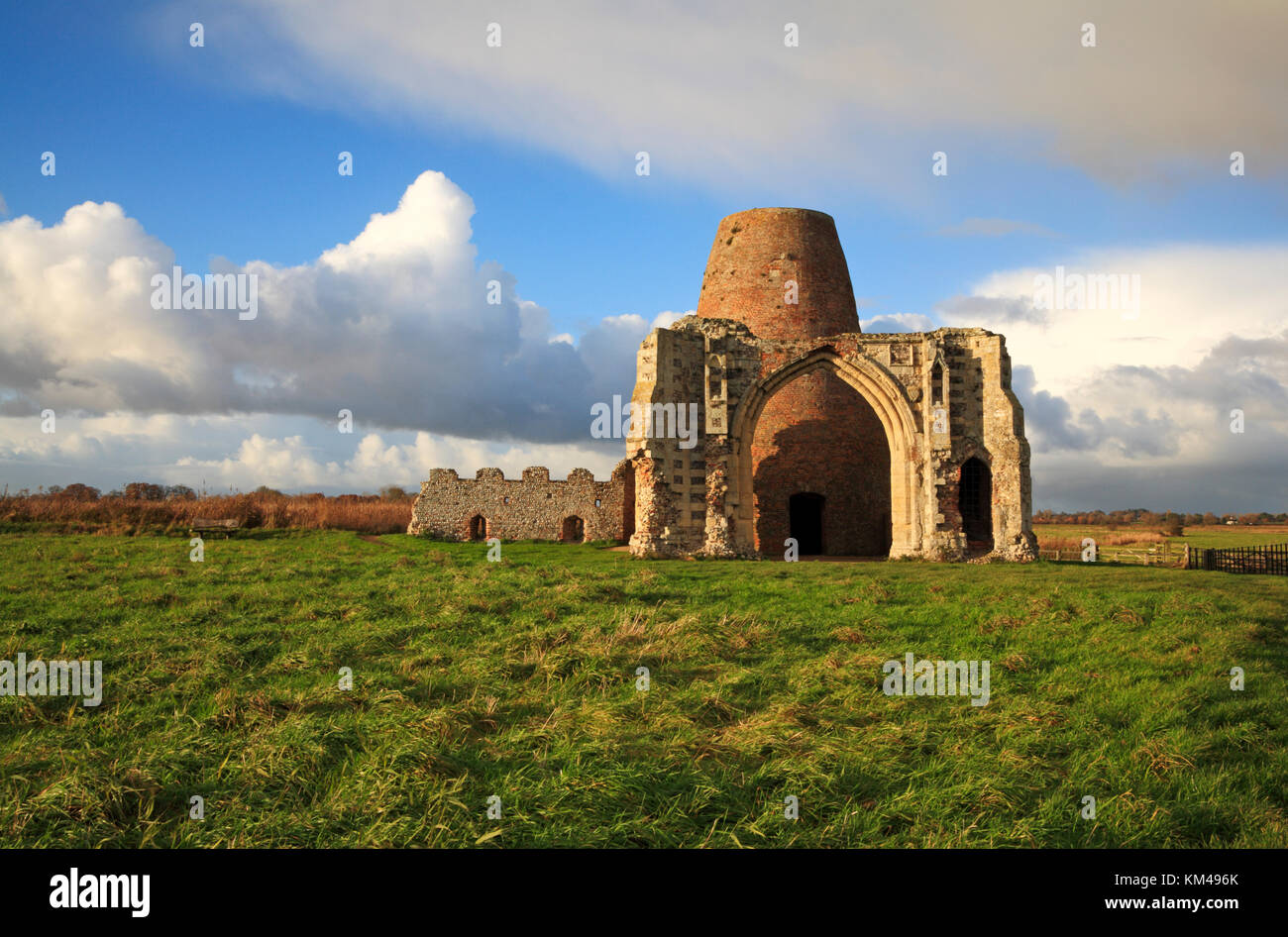 Die zerstörten Torhaus und Entwässerung Mühle an der St. Benet Abtei auf den Norfolk Broads in Horning, Norfolk, England, Vereinigtes Königreich. Stockfoto