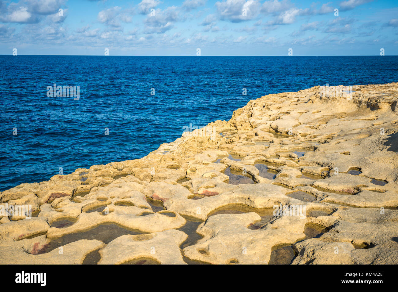 Salz Verdunstungsteichen auf der Insel Gozo, Malta Stockfoto