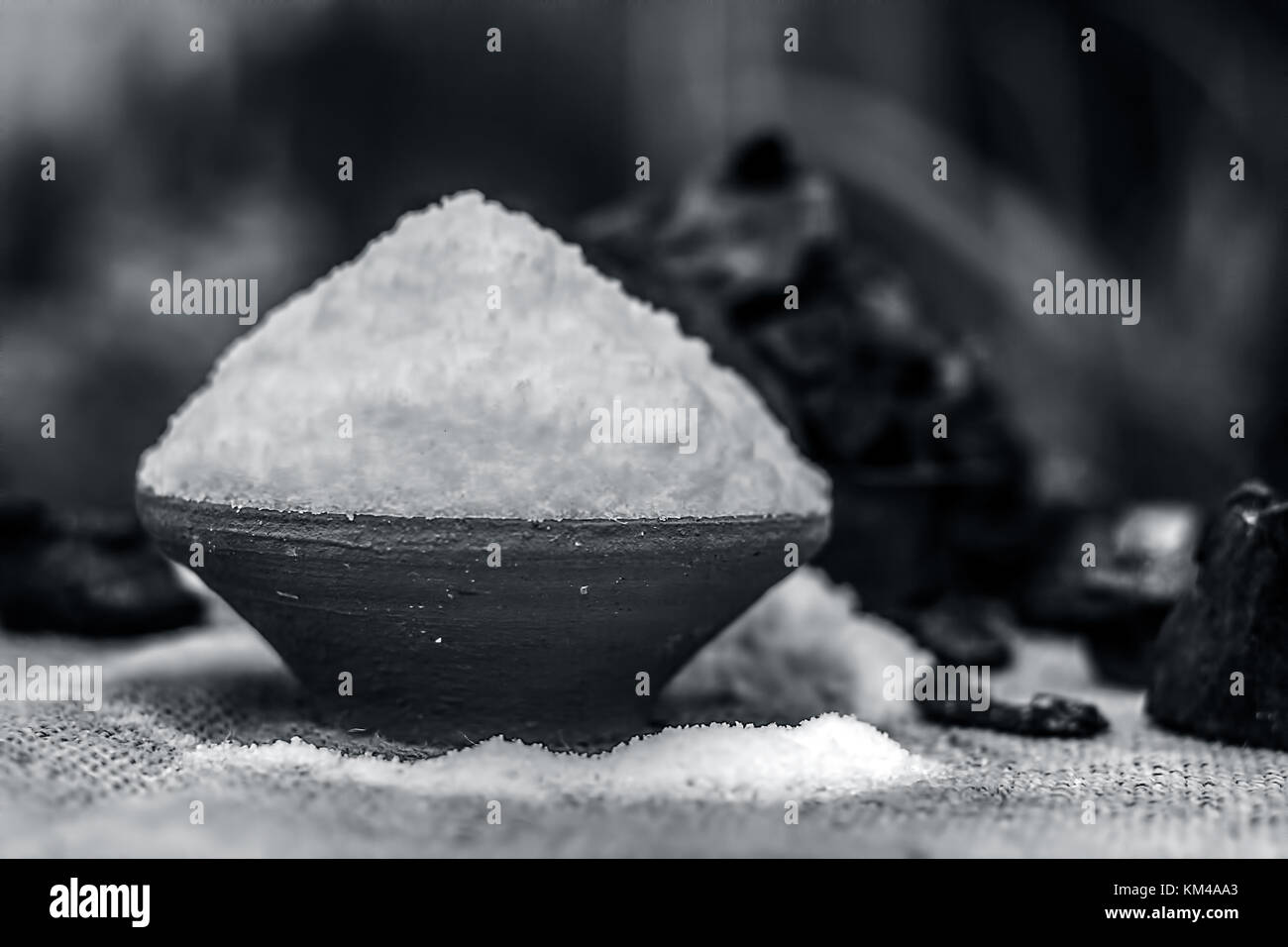 Natriumchlorid, Salz in ein irdenes Gefäß mit Kohle. Stockfoto