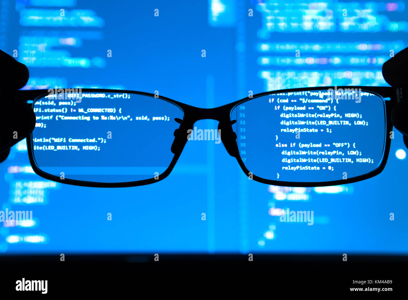 Daten Wissenschaftler, Big Data, Künstliche Intelligenz, maschinelles Lernen Technologie Konzept. Silhouette Brille vor Laptop mit Stockfoto