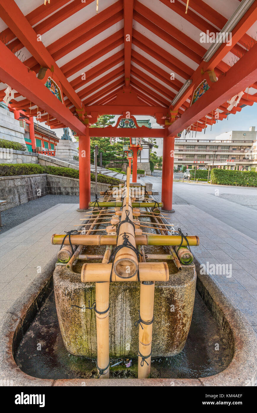 Kyoto, Japan - 24. August 2017: Temizuya oder Chozuya (Wasser Waschung Pavillon) von fushimi Inari Taisha Shinto Schrein. Am frühen Morgen, ohne touri Stockfoto
