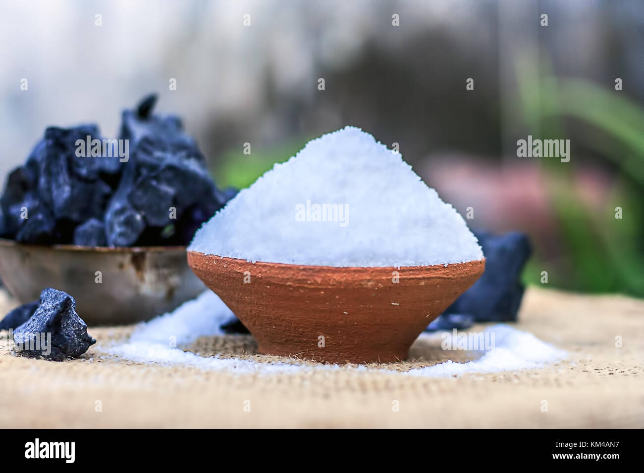 Natriumchlorid, Salz in ein irdenes Gefäß mit Kohle. Stockfoto