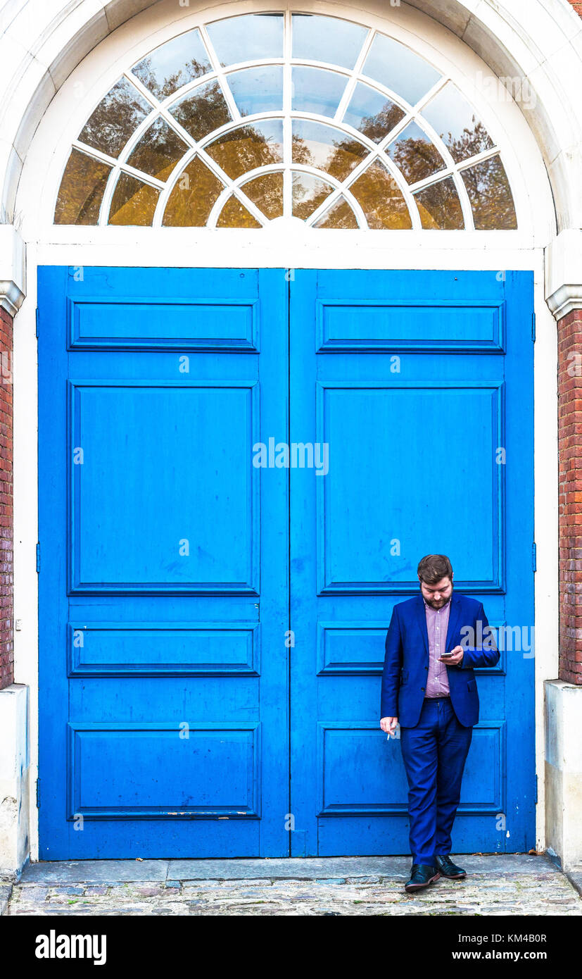 Mann in Blau eine Zigarettenpause, Bloomsbury, London, England, UK. Stockfoto