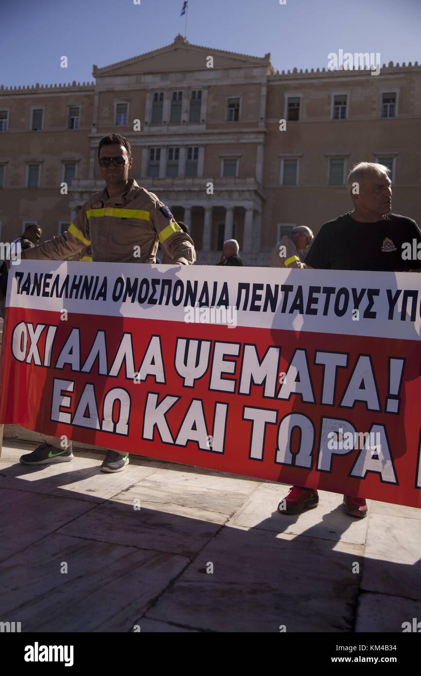 Griechische Feuerwehrleute protestieren vor dem Parlament in Athen gegen Sparmaßnahmen. 13.09.2017 | weltweite Nutzung Stockfoto
