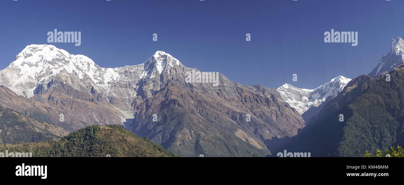 Die Annapurna Gegend im westlichen Himalaya ist besonders beliebt und attraktiv für Trekkingtouren. Die Teilnehmer eröffnen immer fantastische Ausblicke und Panoramen auf die schneebedeckten Gipfel. (04. Dezember 2016) | Nutzung weltweit Stockfoto