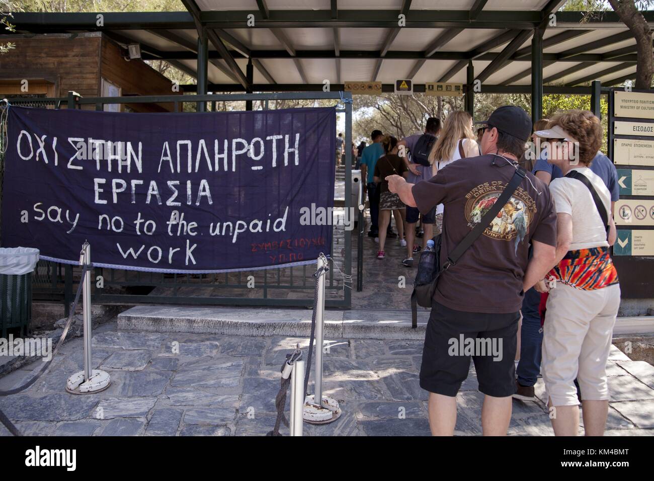 Mitarbeiter des Kulturministeriums in Athen, die für die Reinigung der Akropolis zuständig sind, protestieren vor dem Eingang der Akropolis gegen vier Monate unbezahlte Arbeit und künftige Entlassungen. 04.10.2017 | weltweite Nutzung Stockfoto