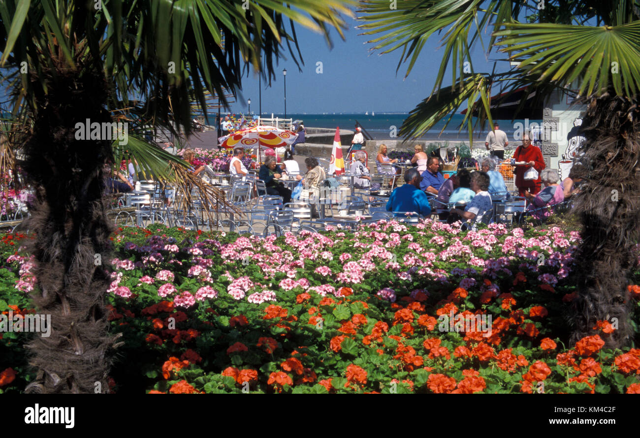 Ältere Menschen auf Ryde Seafront, Isle of Wight, Hampshire, England Stockfoto