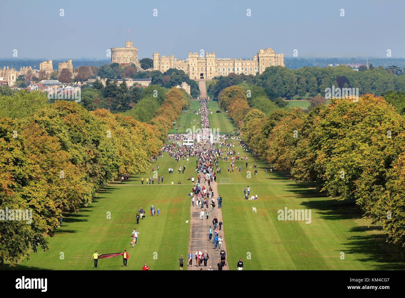 Läufer in einer Nächstenliebe Halbmarathon im Windsor Great Park, Berkshire mit Windsor im Hintergrund das Schloss Stockfoto