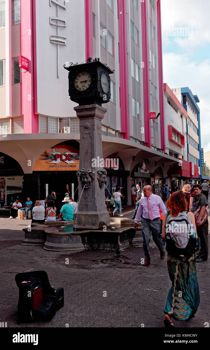 Einkaufsmöglichkeiten und Uhrturm in San Jose, Costa Rica Stockfoto