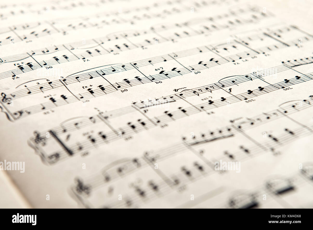 Musik Notebook mit Noten in der Nähe zu sehen. Stockfoto