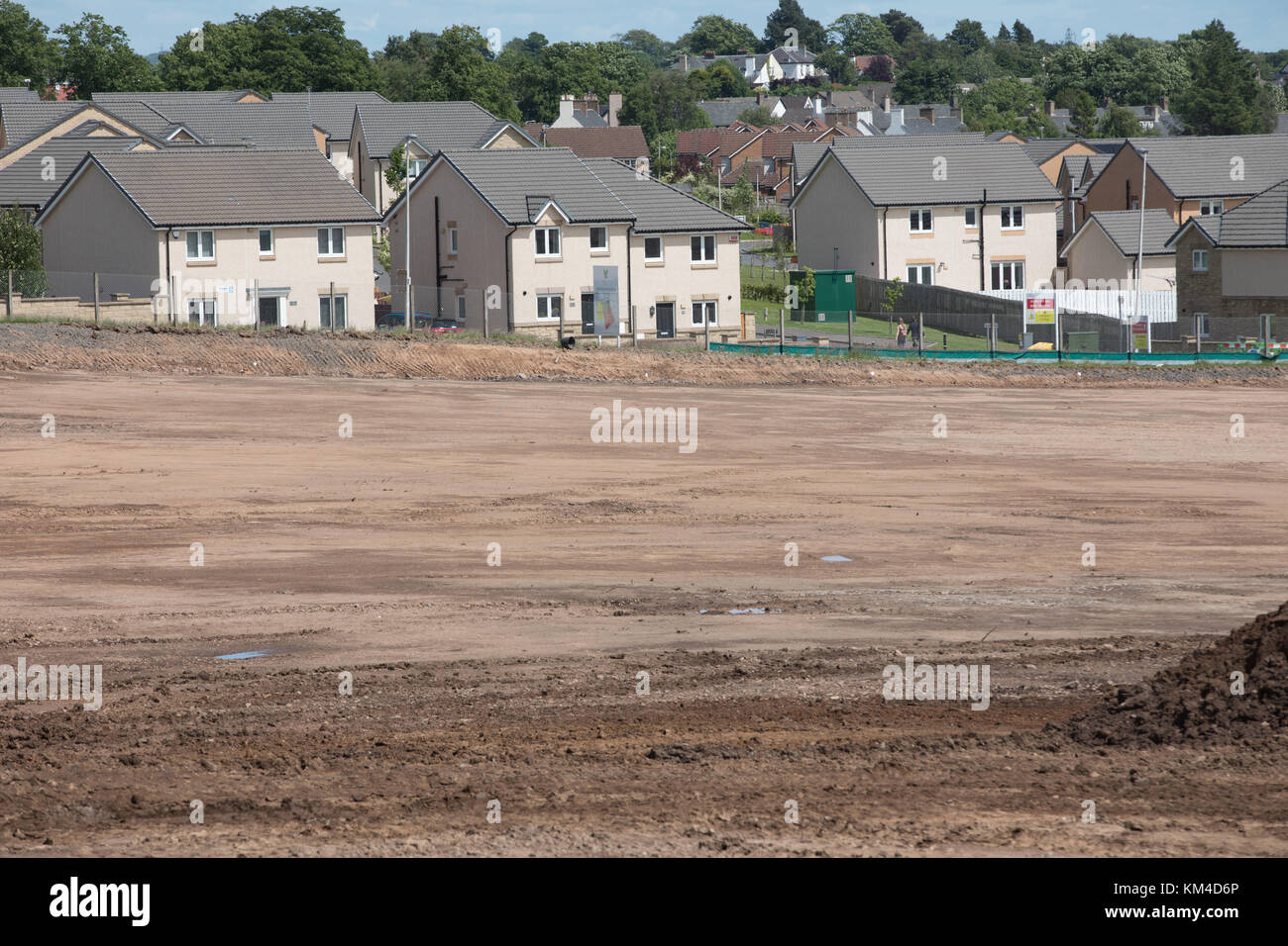Neue Häuser auf Brachfläche in Schottland Großbritannien mit neuer Website im Vordergrund bereit für neue Gebäude Bishopton auf zurückgewonnenen Landes Stockfoto