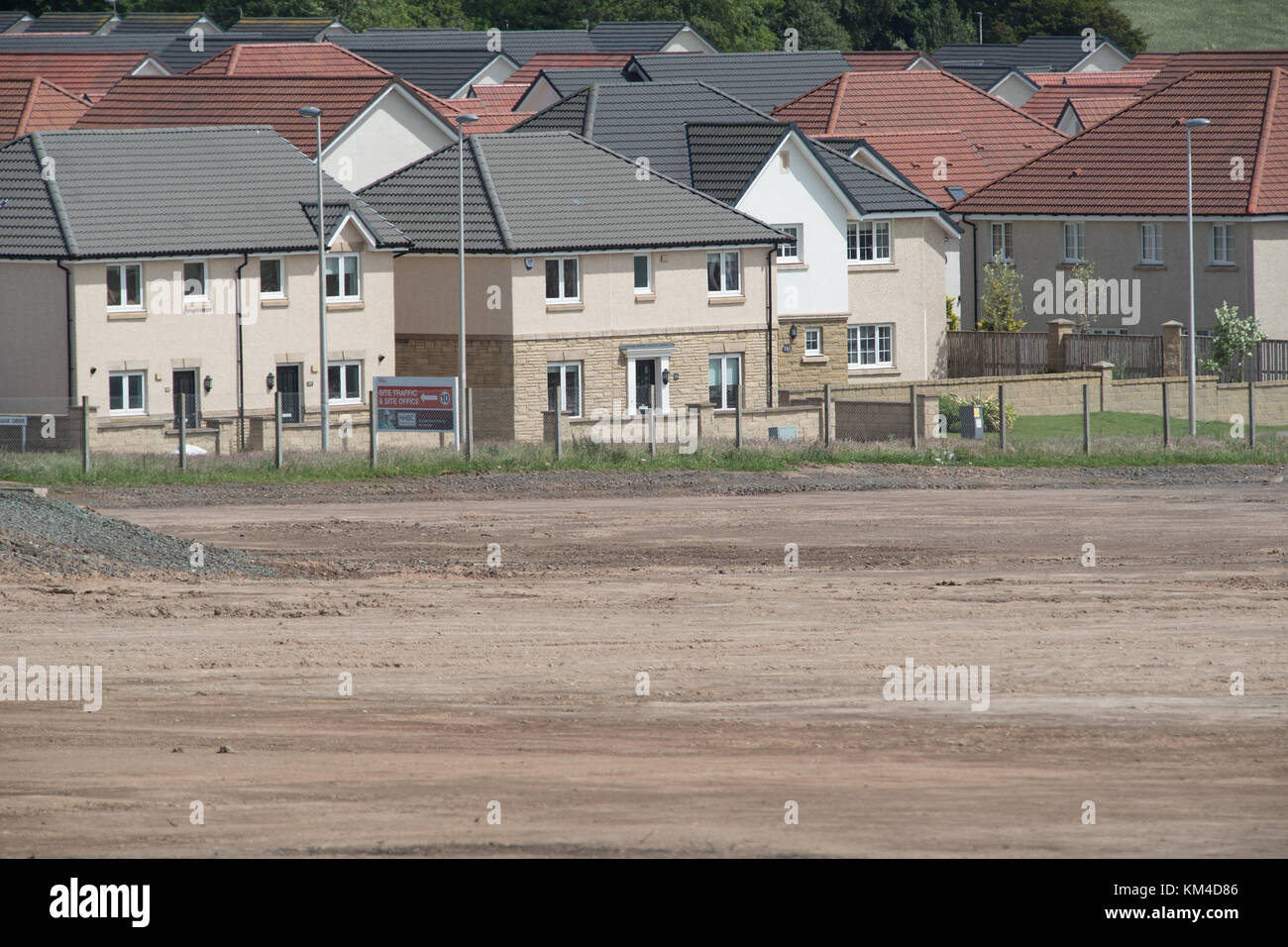 Neue Häuser auf Brachfläche in Schottland Großbritannien mit neuer Website im Vordergrund bereit für neue Gebäude Bishopton auf zurückgewonnenen Landes Stockfoto