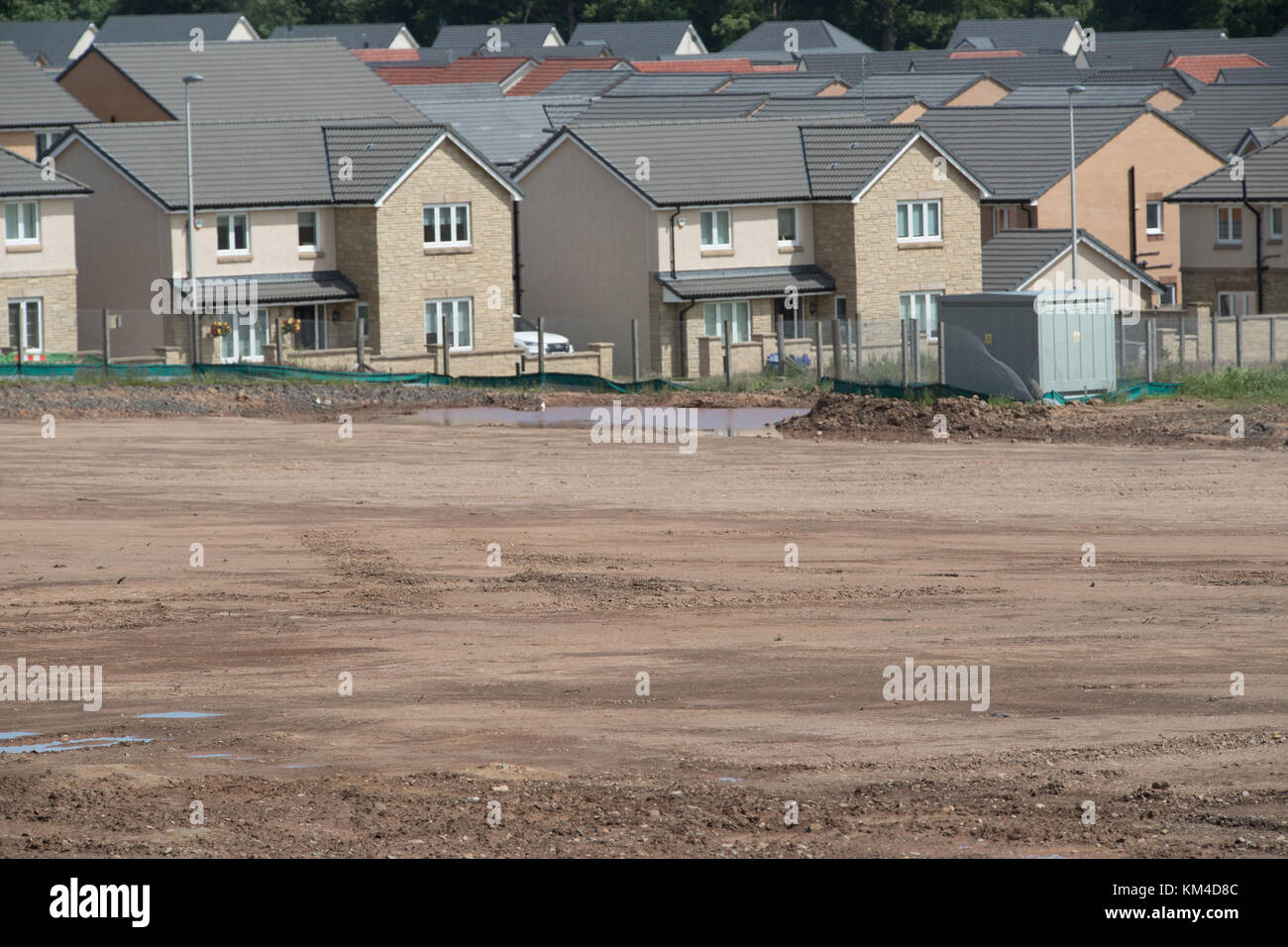 Neue Häuser auf Brachfläche in Schottland Großbritannien mit neuer Website im Vordergrund bereit für neue Gebäude Bishopton auf zurückgewonnenen Landes Stockfoto