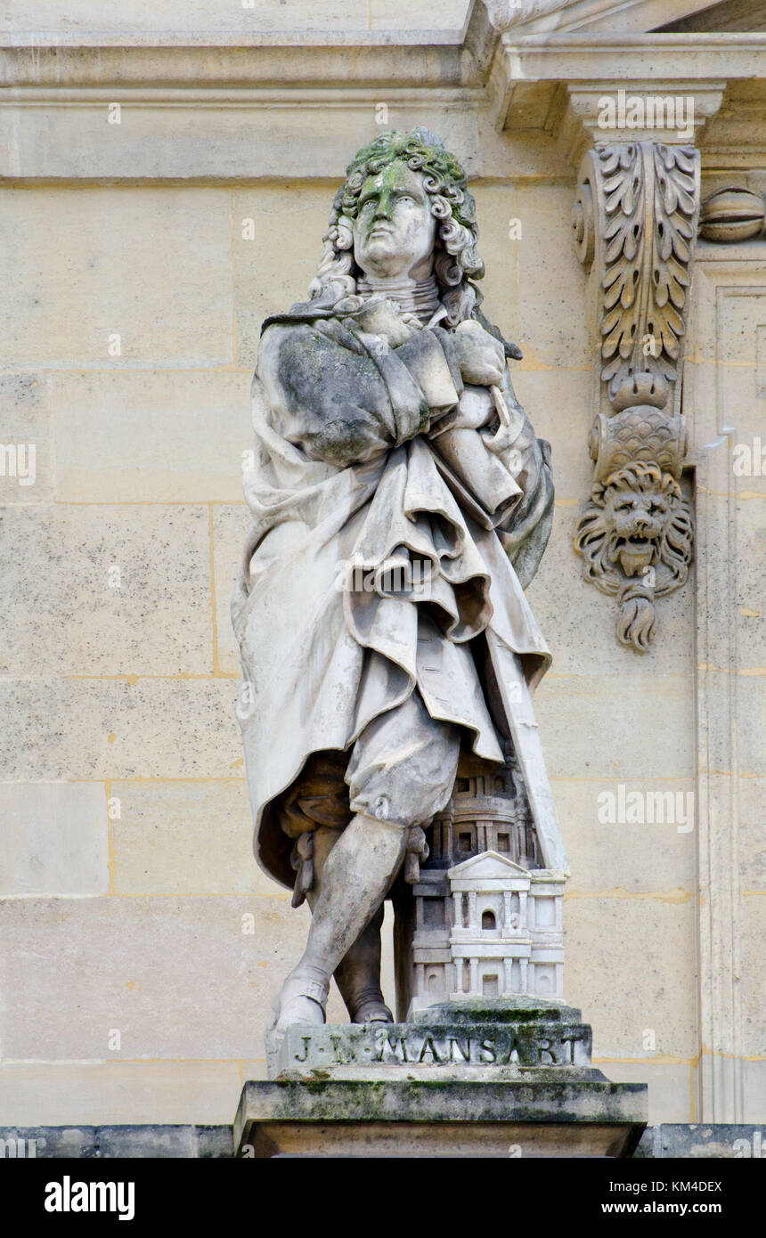 Paris, Frankreich. Palais du Louvre. Statue im Cour Napoleon: Jules Hardouin-Mansart (1646 - 1708) Französischer Barock Architekt Stockfoto