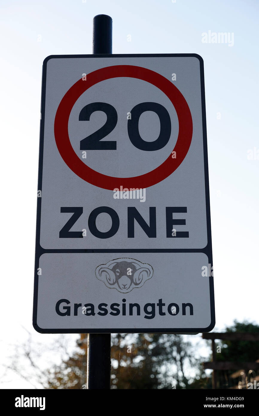 20 MPH Geschwindigkeitszone Anmeldung in der Marktstadt Grassington im Bezirk Craven in North Yorkshire, Großbritannien Stockfoto