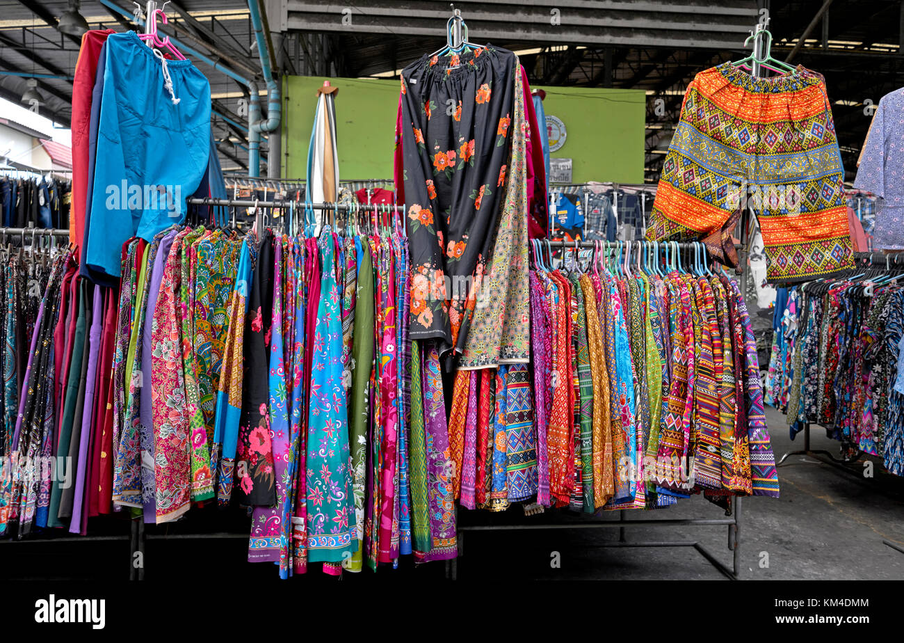 Bunte Kleidung zum Verkauf. Thailand Kleidung Markt Stockfotografie - Alamy