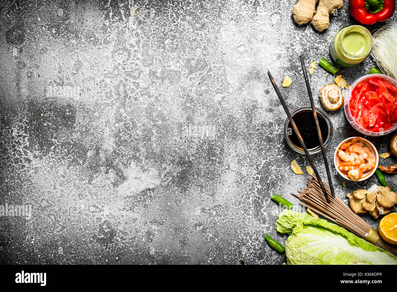 Asiatische Küche. Frische Zutaten zum Kochen chinesisch Essen auf einem urigen Hintergrund. Stockfoto