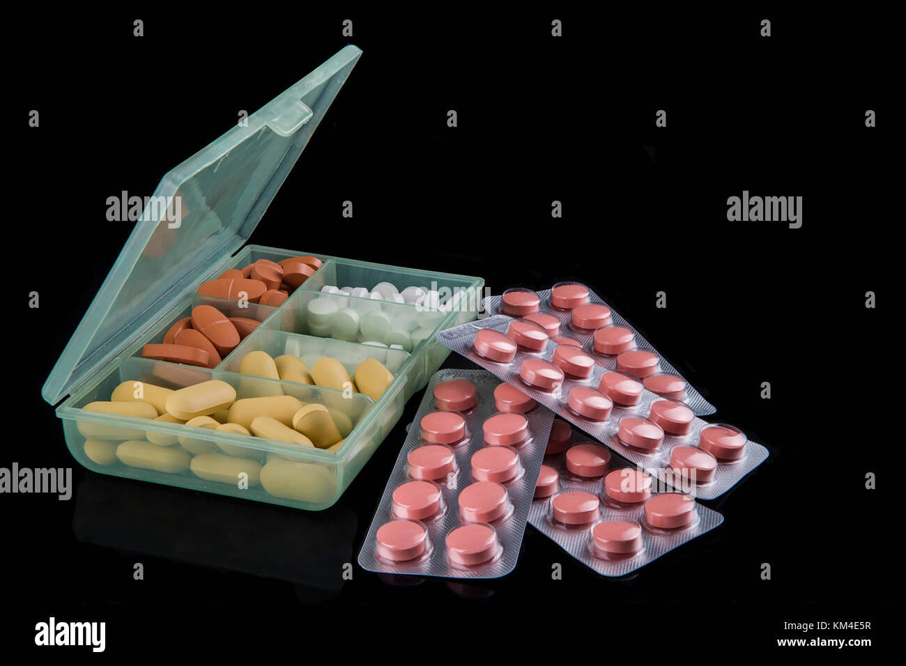Tabletten in der Doping-Box Stockfoto
