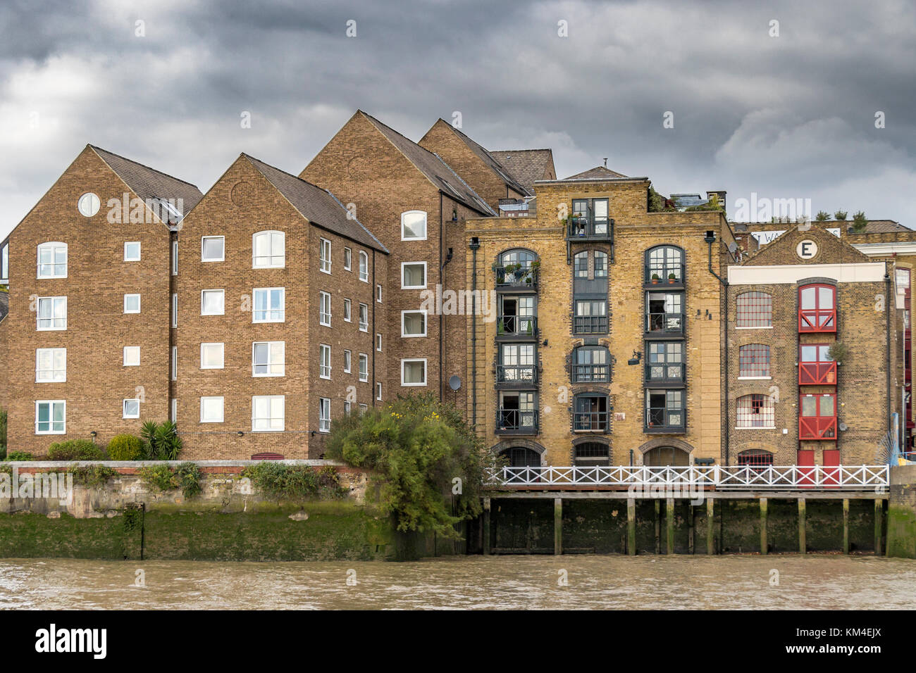 Riverside Apartments und Wohnungen mit Blick auf die Themse, Docklands, London, Großbritannien Stockfoto