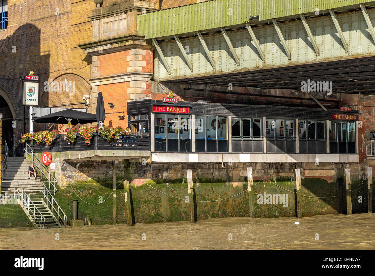 "Die Bank" ein Londoner Riverside Pub in der Stadt London, befindet sich neben dem Cannon St Eisenbahnbrücke Stockfoto