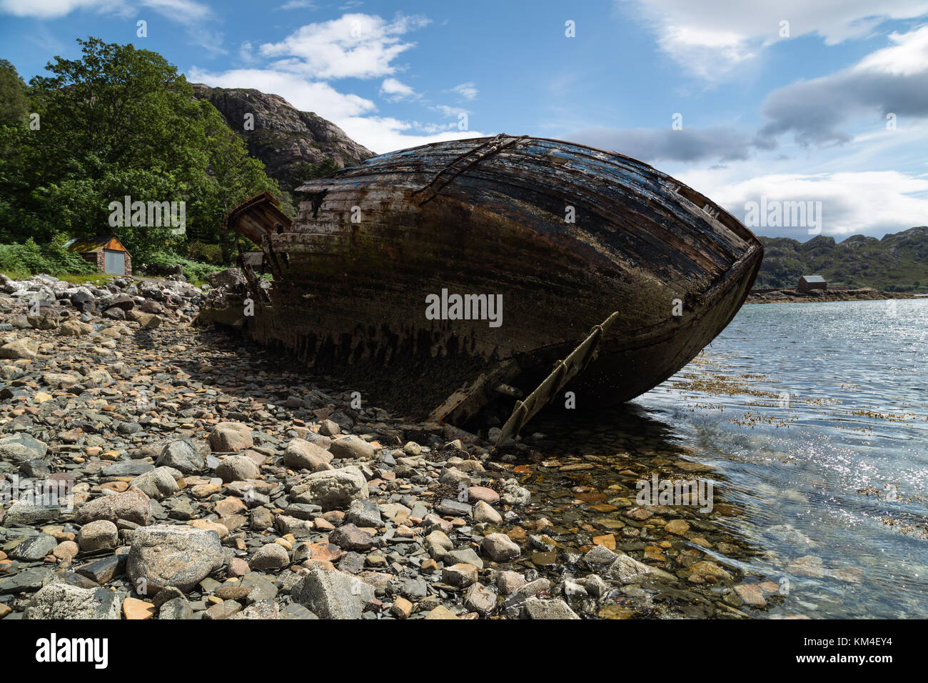 Verlassenen Schiff am Ufer bei niedrigeren Diabaig, Torridon, in der North West Highlands von Schottland Stockfoto