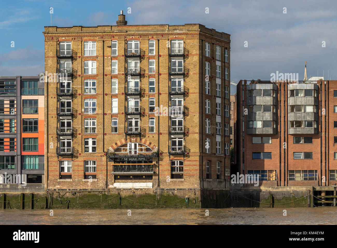 Am Nordufer der Themse, die Samuel Pepys Pub in London in einem historischen Lager gegenüber der Tate Modern eingestellt ist Stockfoto