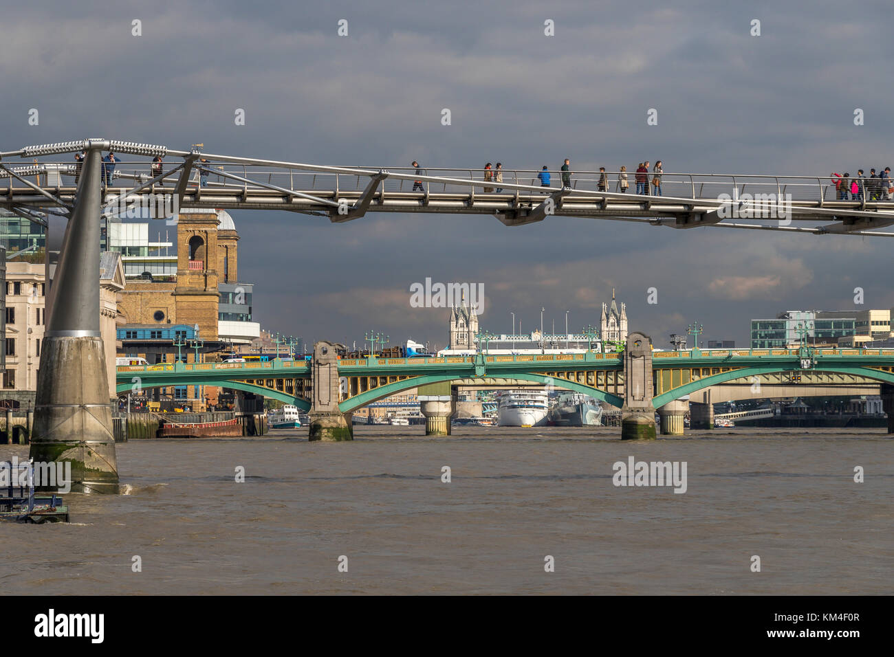 Die Millennium Bridge, einer Fußgängerbrücke, entworfen von Sir Norman Foster, mit Southwark Bridge in der Ferne Stockfoto