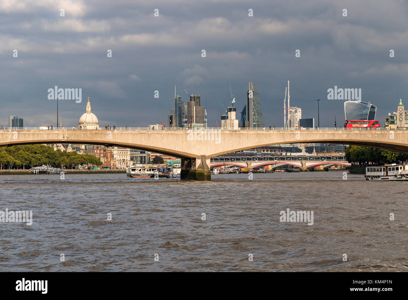Waterloo Bridge über die Themse mit Blackfriars Bridge, die Kuppel der St. Paul's Cathedral und die City von London in der Ferne Stockfoto