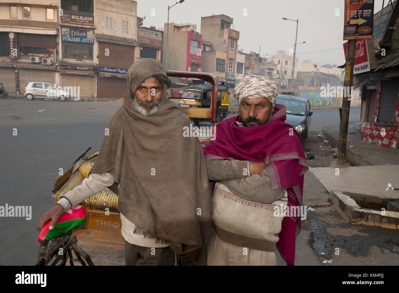 Porträt von zwei Punjabi Männer versuchen, warm während einem kühlen Morgen in Amritsar, Indien Stockfoto