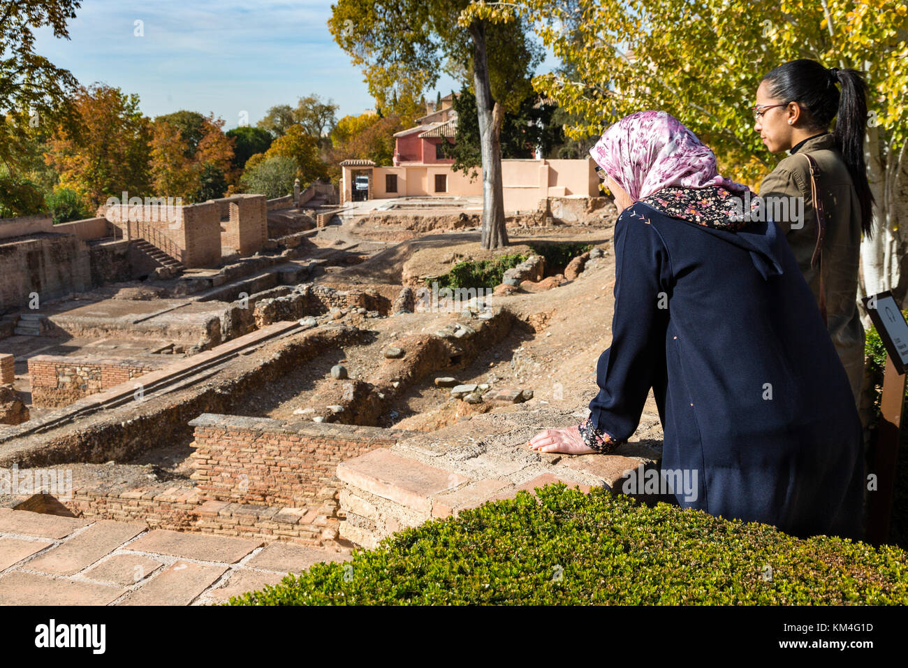 2 muslimische Frau, Mutter und Tochter, bei der archäologischen Stätte in der Alhambra, Granada, Spanien Stockfoto