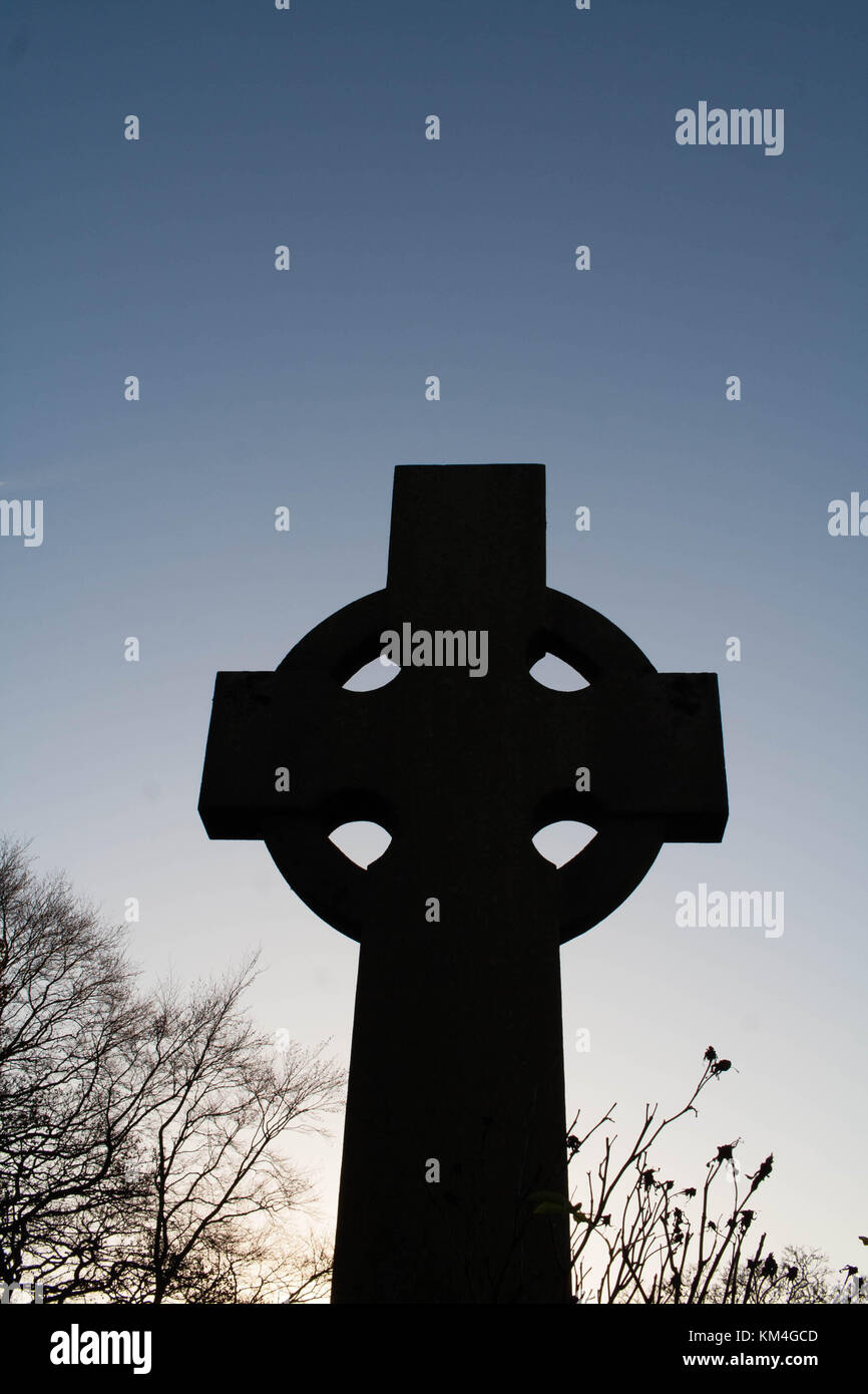 Keltisches Kreuz gegen den Winterhimmel Stockfoto