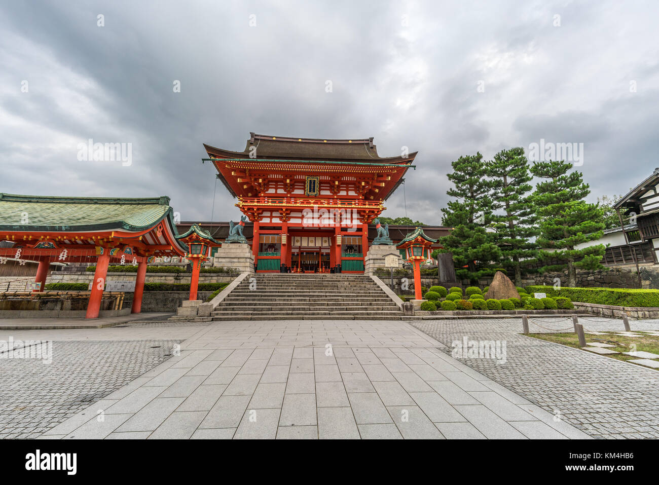 (Fushimi Inari Taisha) Inschrift am Fushimi Inari Shinto Schrein. Temizuya oder Chozuya (Wasser Waschung Pavillon) und Romon oder Roumon (Tower Gate). Ohr Stockfoto