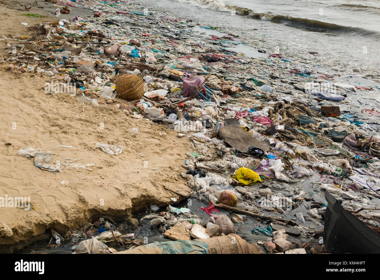 Verschmutzten Strand in einem Fischerdorf, in Vietnam, Umweltverschmutzung Konzept Stockfoto