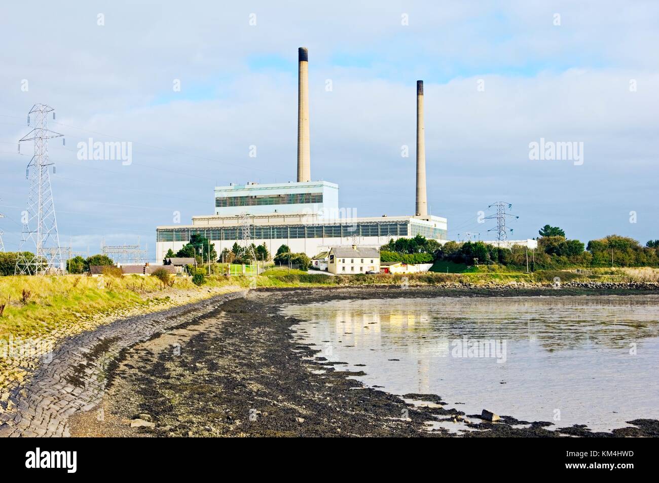 Tarbert Power Station auf dem Fluss Shannon Estuary, County Kerry, Irland. Öl Strom erzeugen. Stockfoto