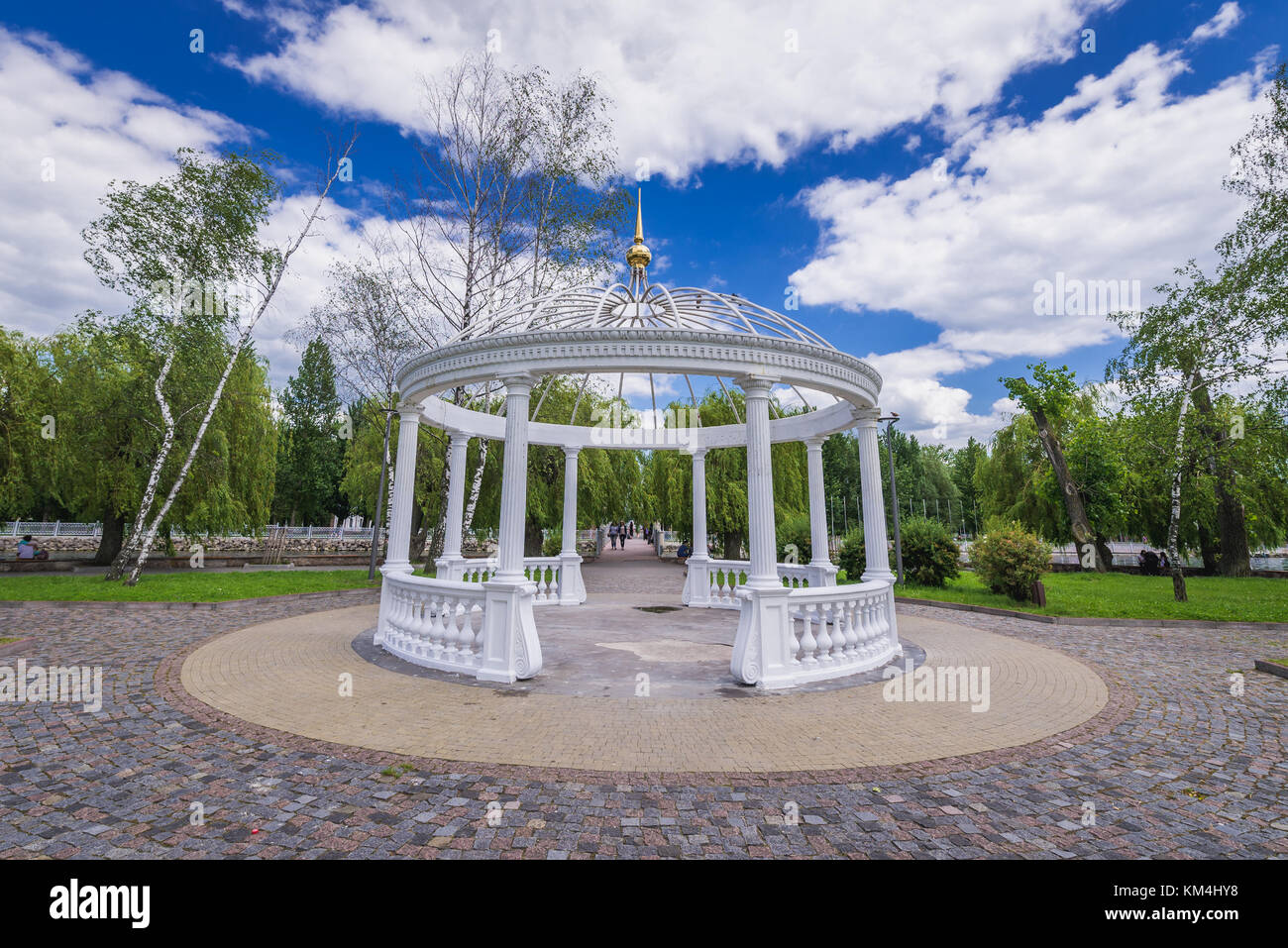 Pavillon auf der sogenannten Insel der Liebe am Teich Ternopil im Park Taras Schewtschenko, Stadt Ternopil, Verwaltungszentrum des Gebiets Ternopil, Ukraine Stockfoto