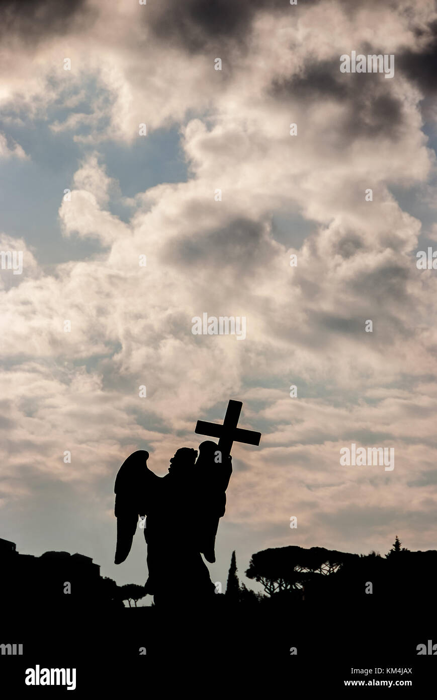 Engel, die heiligen Kreuz Statue Silhouette mit schönen Himmel bei Sonnenuntergang und Kopieren. Ein 17 centuty barockes Meisterwerk an der Spitze von Sant'ange Stockfoto