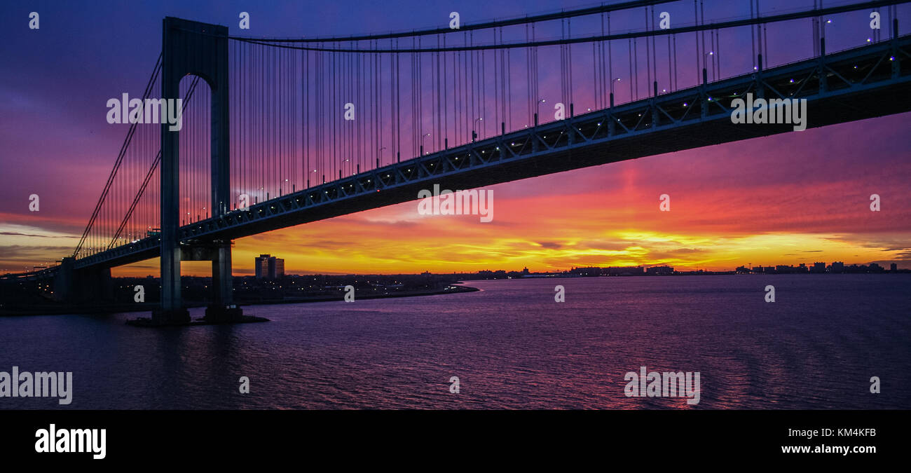New York - sunrise Verrazano Narrows Bridge Stockfoto