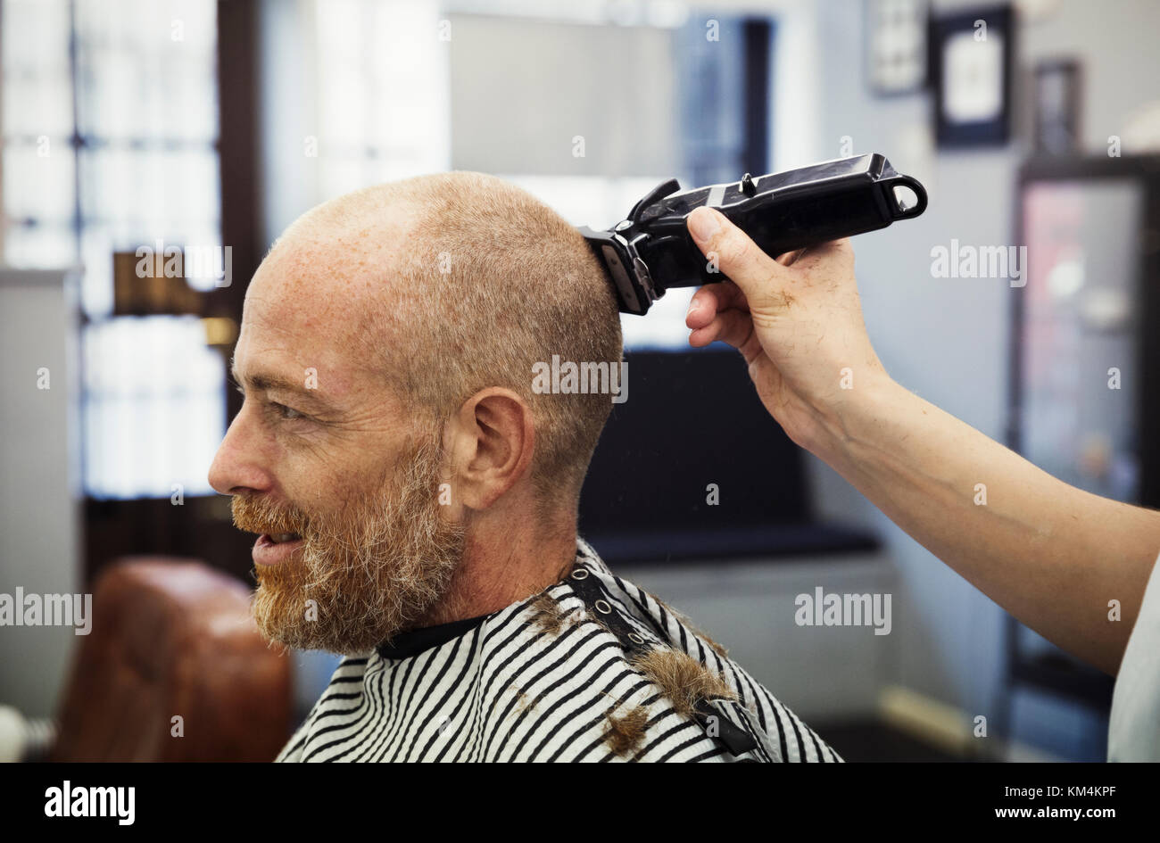 Kopf rasieren -Fotos und -Bildmaterial in hoher Auflösung – Alamy