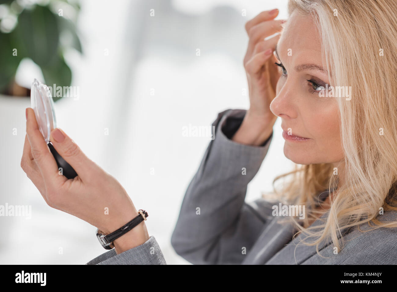 Close-up Portrait von Geschäftsfrau, Kosmetikspiegel Stockfoto