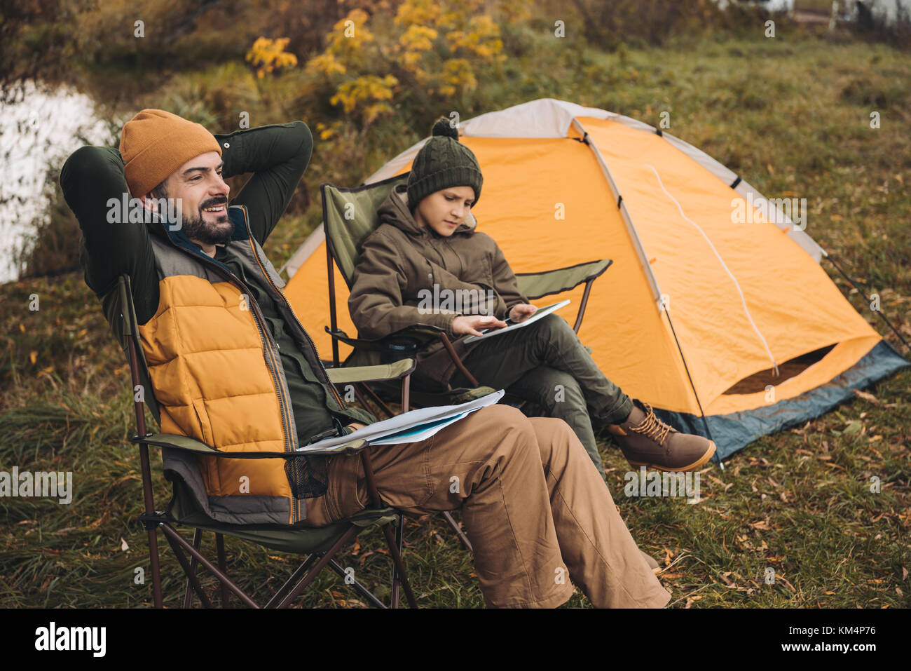 Sohn auf der Suche nach Tablet Stockfoto