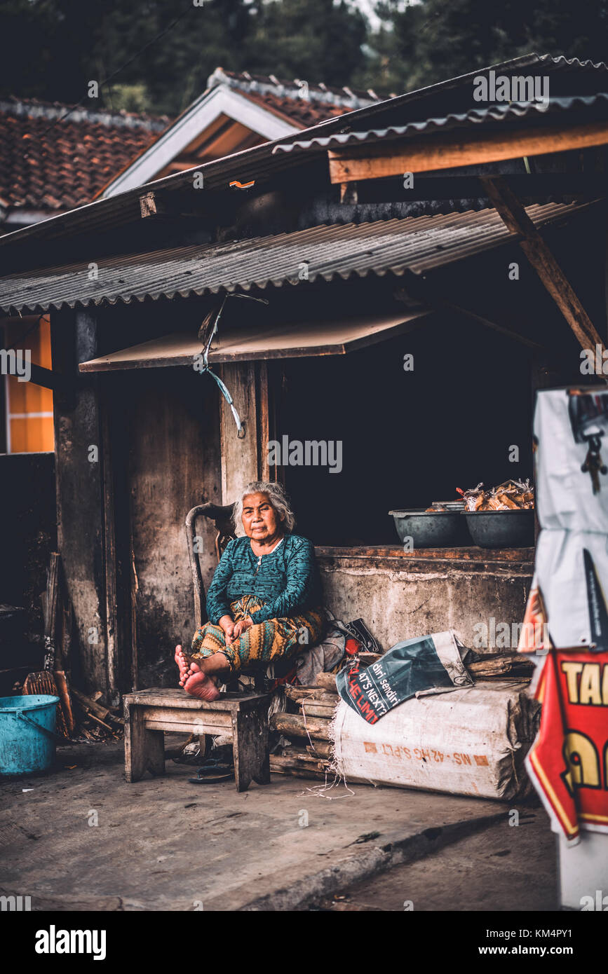 Eine Straße Verkäufer am Straßenrand in Bandung Indoneisa Stockfoto