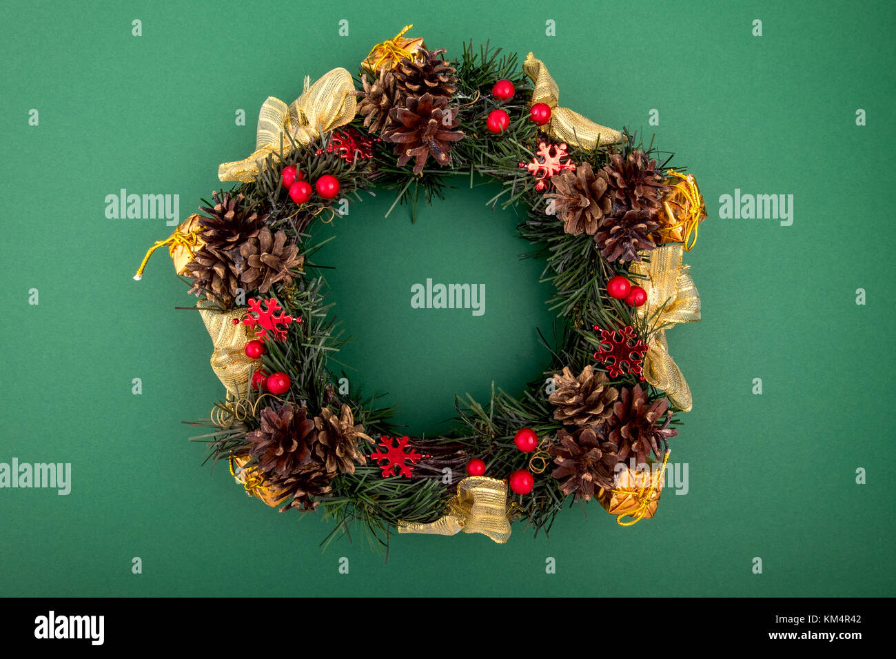 Weihnachten Kranz, urlaub Zusammensetzung auf grünem Hintergrund, Ansicht von oben Stockfoto