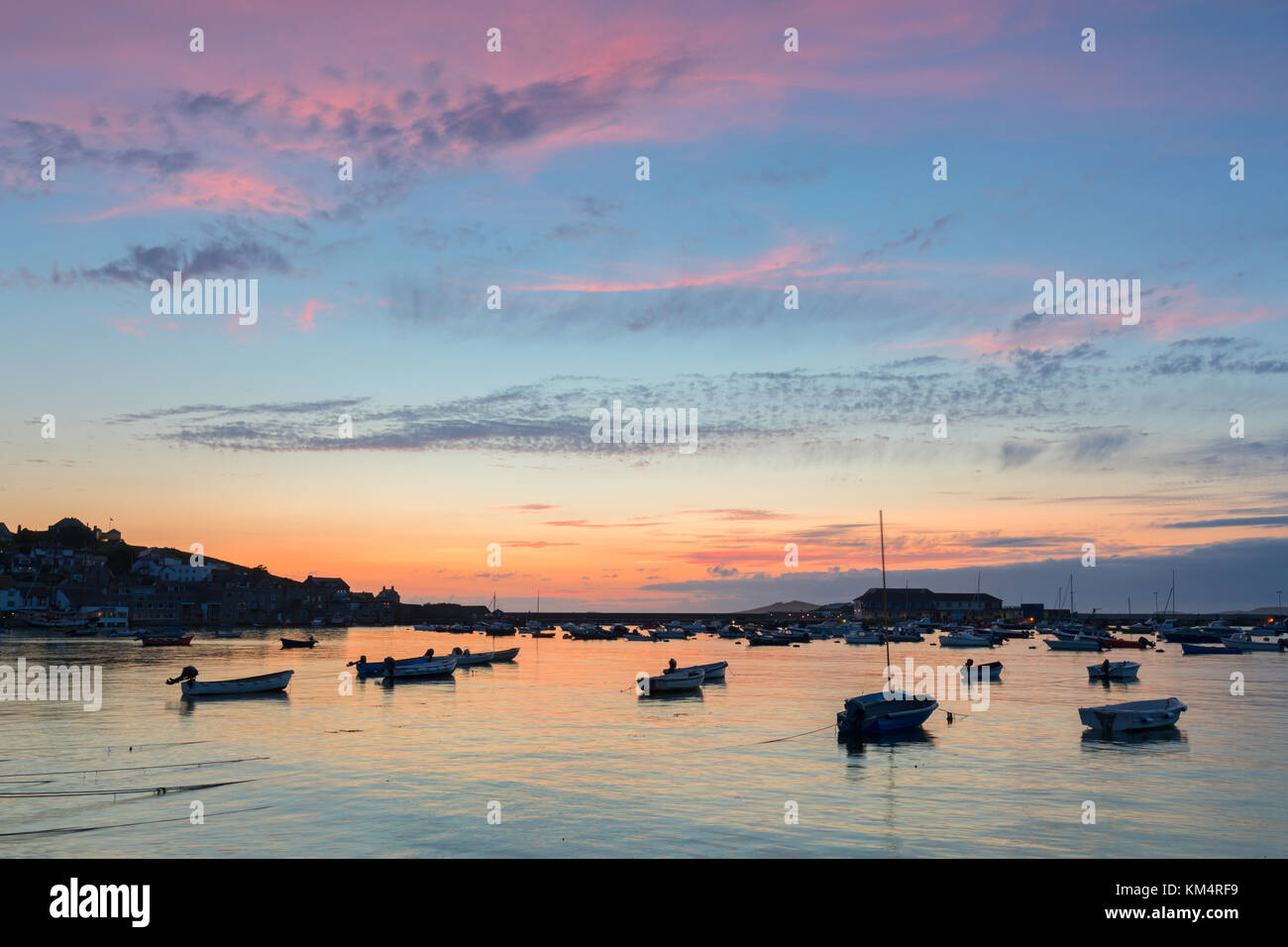 Sonnenuntergang über dem Hafen Hugh Town, St Marys Scilly-inseln, Cornwall, Großbritannien Stockfoto